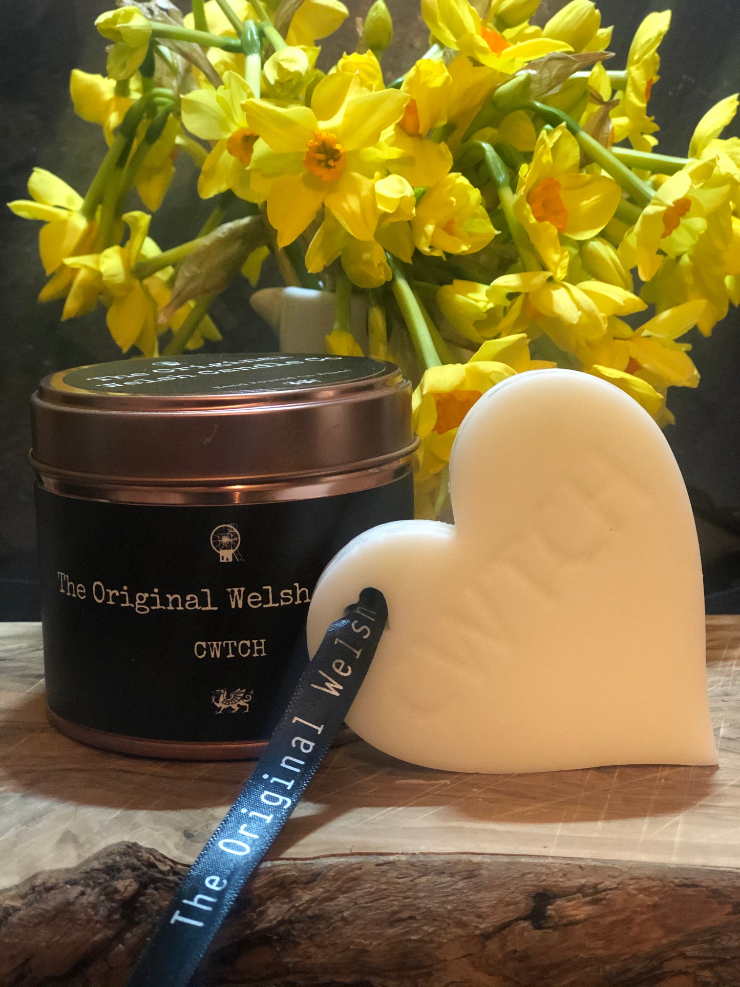 Cwtch Welsh Soy Candle – Rose & Oud Copper Tin